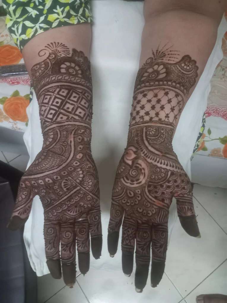 Henna mehndi session